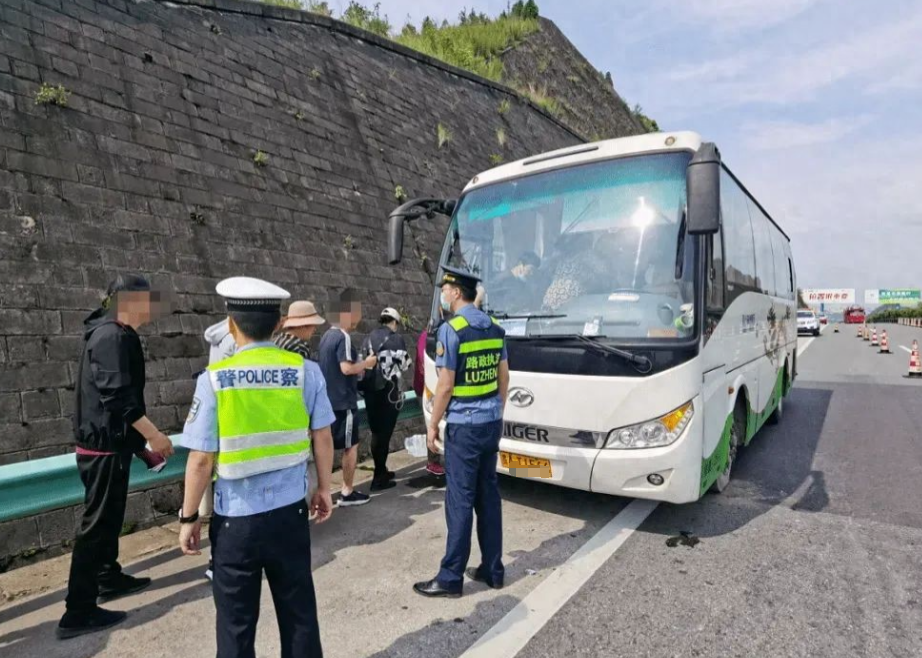 山东临沂，司机开着大巴车在高速上跑，一男子大叫，说他闹肚子，再不去厕所就要拉裤子