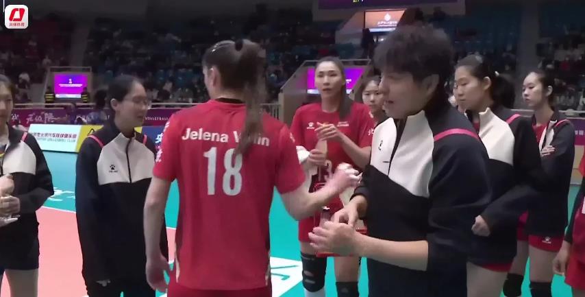 天津女排3:0胜北京女排，三局比分25:21、25:17、28:26，天津女排队