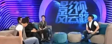 一次，朱媛媛给丈夫辛柏青打电话：“你在哪呢？”辛柏青：“在家呢。”朱媛媛：“真在