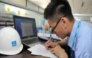 高手在民间！

 公司技术员，8500月薪，三年没涨，走了。老板不慌不忙，一万块