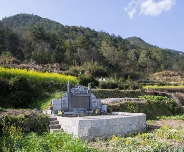 湖北武汉，78岁的老人痛失爱子，为了缓解自己的思念之情，他把儿子的衣冠墓建在祖母