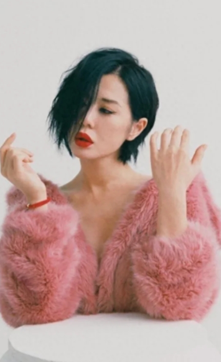 她怀孕3个月却遭抛弃，如今身价过亿