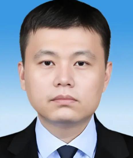 2006年，广东顺德海关的一位小公务员，晚上回家后偷偷地告诉妻子说：“老婆，我的