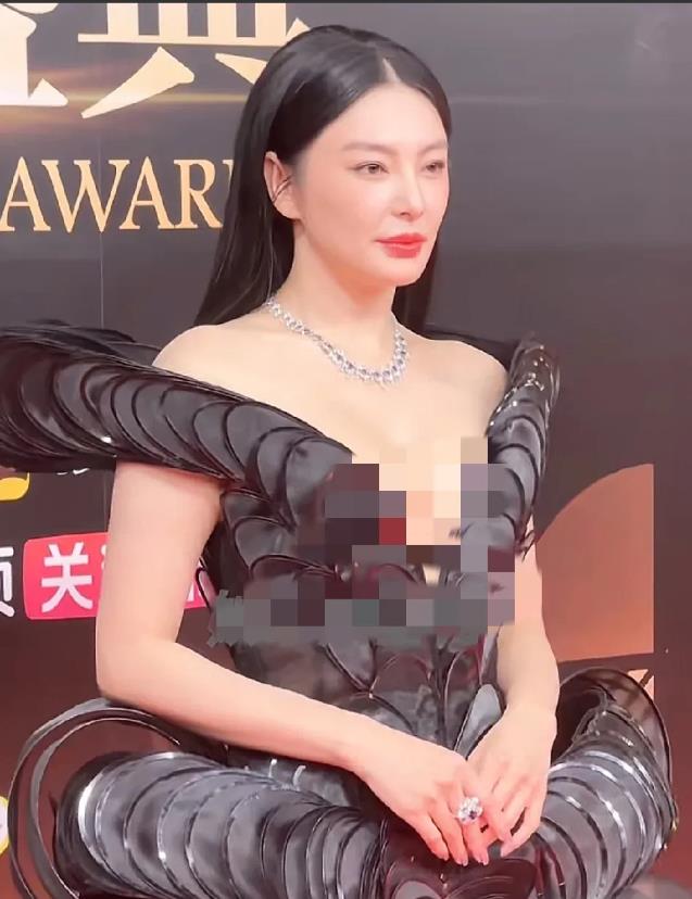 张雨绮太实诚了！今天走红毯，她穿了一件黑色深V的蝴蝶造型礼服，大冷天不仅秀出事业