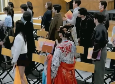 有演员入场时，其他人都站起来欢迎，唯独杨子稳如泰山坐着不动，李奕臻看不下去了对杨