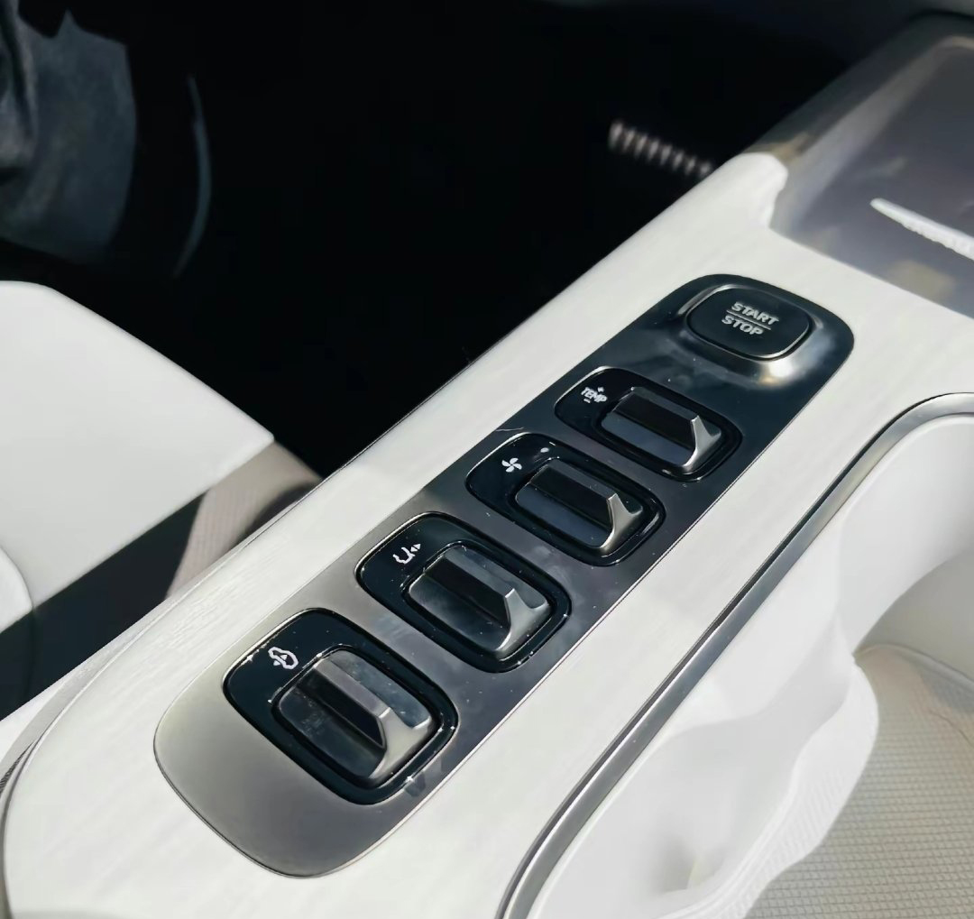 小米SU7内饰实拍细节图，本套内饰是灰白双拼主题，这颜值能否打动你？
