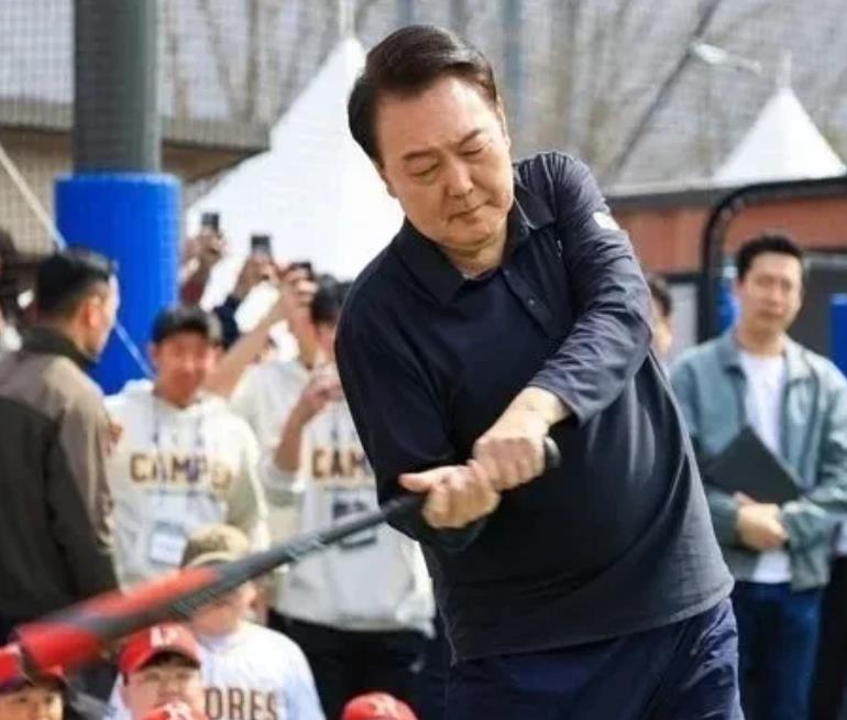 有高人！
尹锡悦突然硬起来了！

尹锡悦现在两面树敌，众叛亲离！在野党想搞他，执