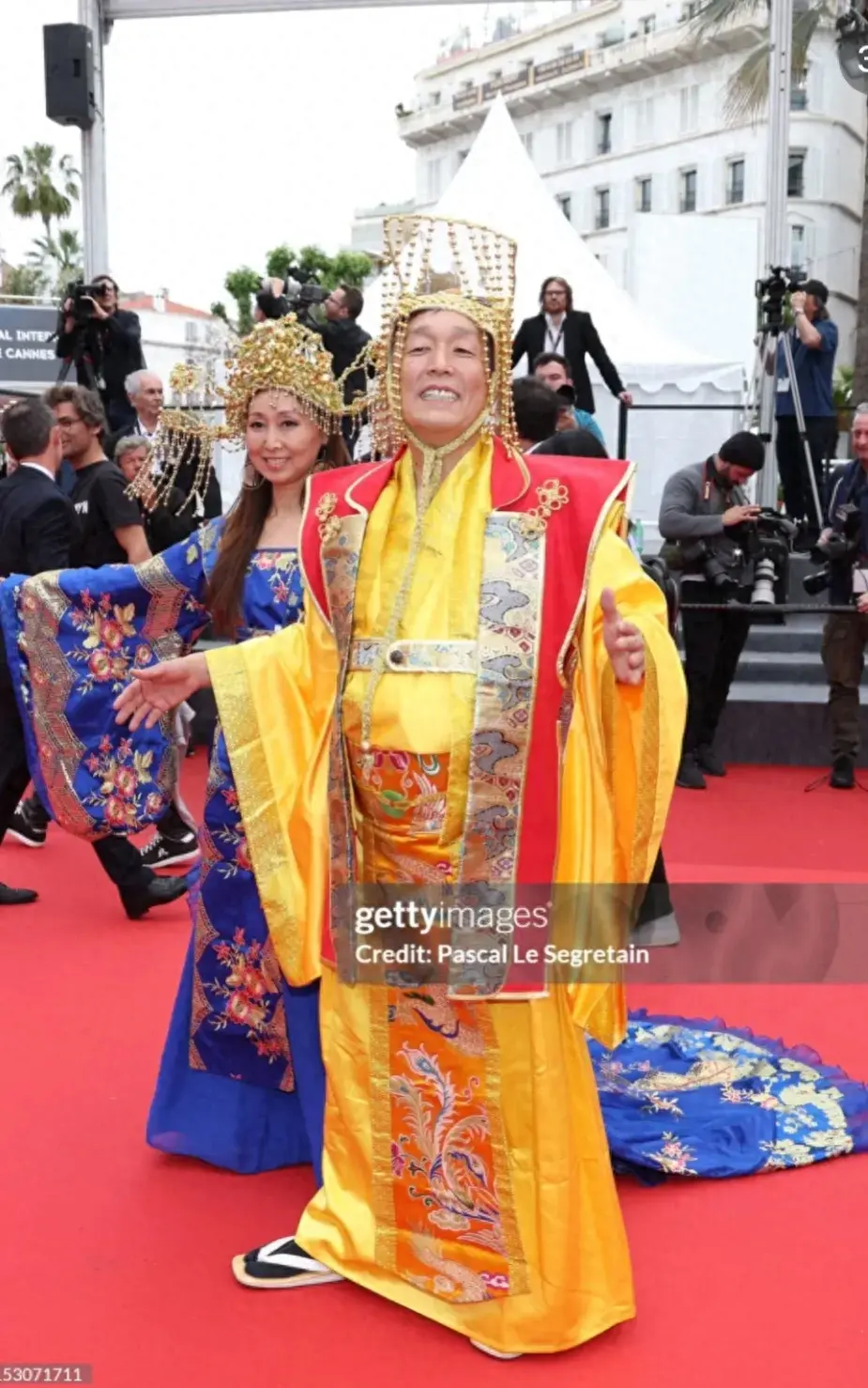 戛纳电影节红毯的第二天，竟然出现了比开幕红毯的东北大花、亭台楼阁更癫的造型，“龙