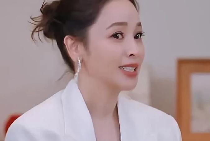 黄圣依和杨子要离婚？财产分割成焦点！
侯佩岑问黄圣依是否有个人财产，黄圣依表示