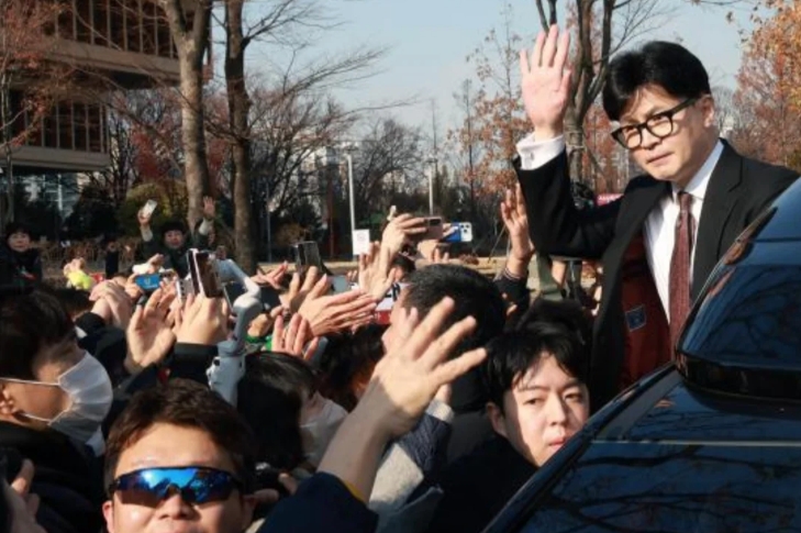 人走茶凉！韩执政党首韩东勋支持率暴跌至5%。

总统尹锡悦弹劾案在国会表决通过后