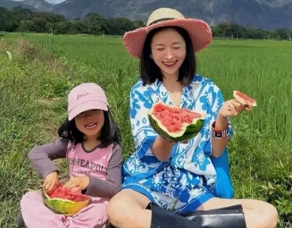 江一燕早期凭借文艺形象在演艺圈崭露头角，作品曾给观众留下深刻印象。许久未见，惊觉