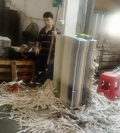 我每年都是正月初十出发回长安，正月十二打爆竹开工，发利事，这已经成了惯例。工厂小