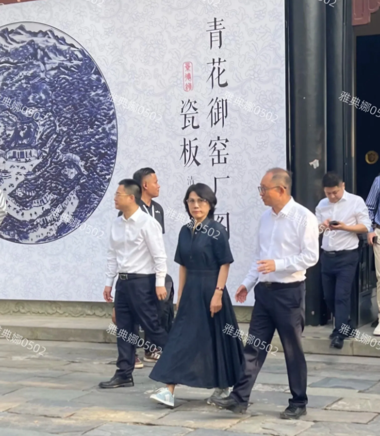 景德镇偶遇董明珠，董小姐本人好年轻呀，70岁的年纪，头发乌黑身材清瘦眼神锐利十分