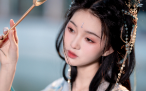 我和姐姐是双生子，出生时天降异象，国师却说双生不详，我和姐姐必须送走一个......