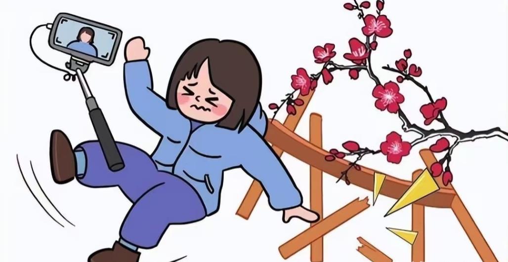 四川，雅安。女子去公园游玩时靠在栏杆上拍照，结果栏杆突然脱落女子被摔成9级伤残。