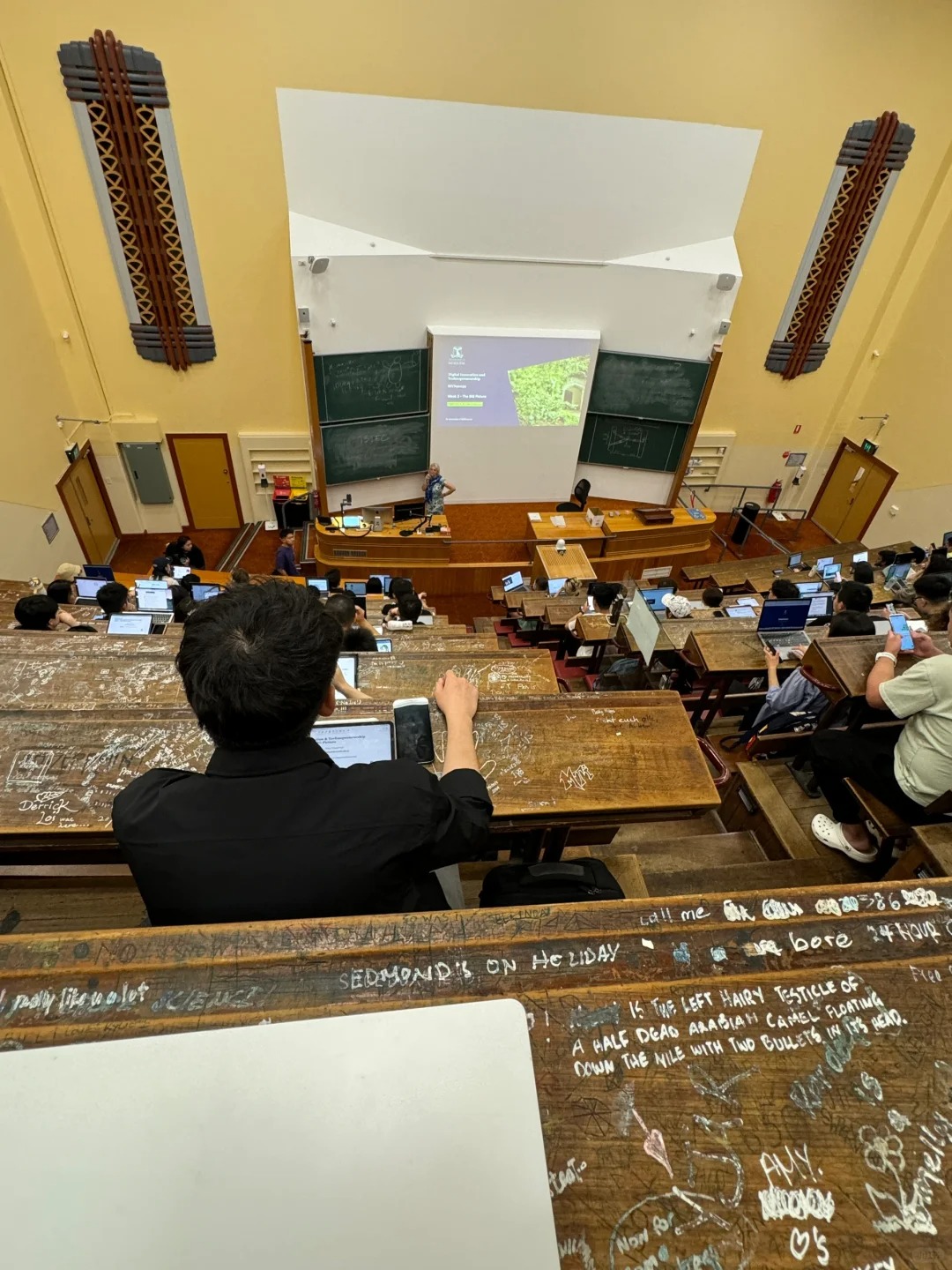 这教室治好了我的恐高和老师的颈椎病
今天第一次来上课
进教室一抬头一阵眩晕
好家