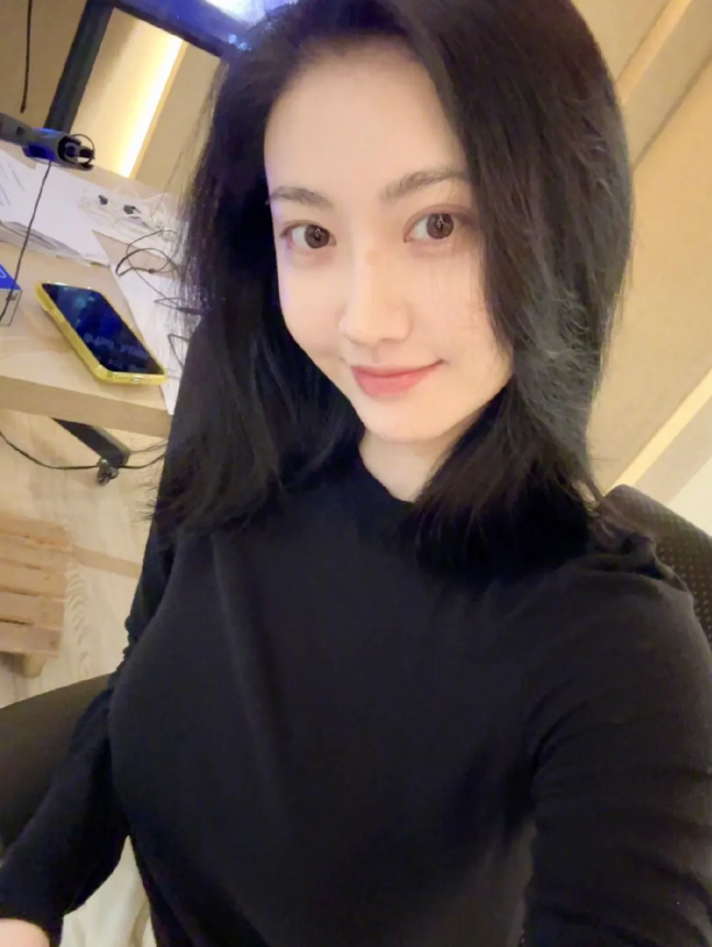 景甜出院复工，看上去状态不错，精神头很好！笑容甜甜的！