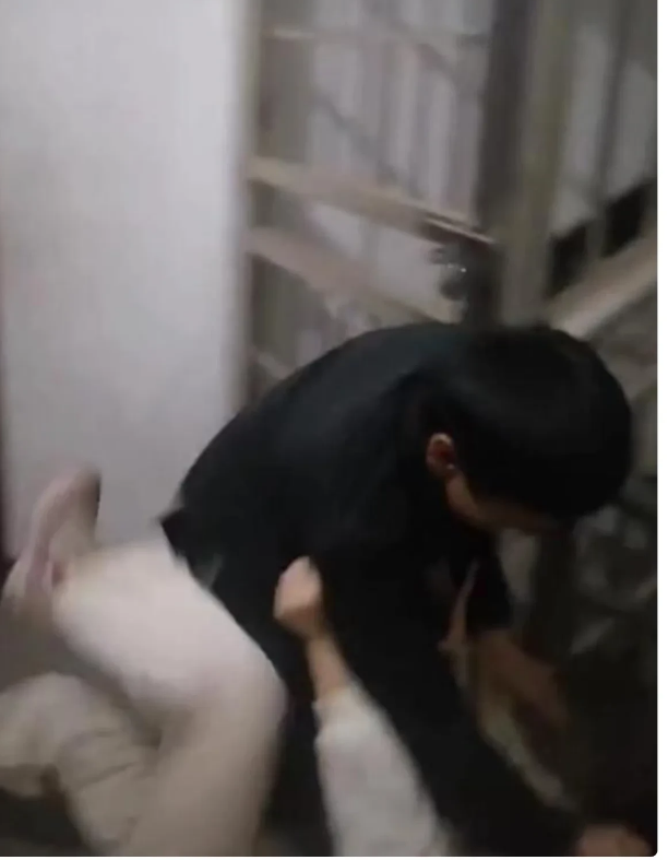 江西赣州，一女子被丈夫殴打后报警求助，可从派出所出来后，两人还没进家门，丈夫就在