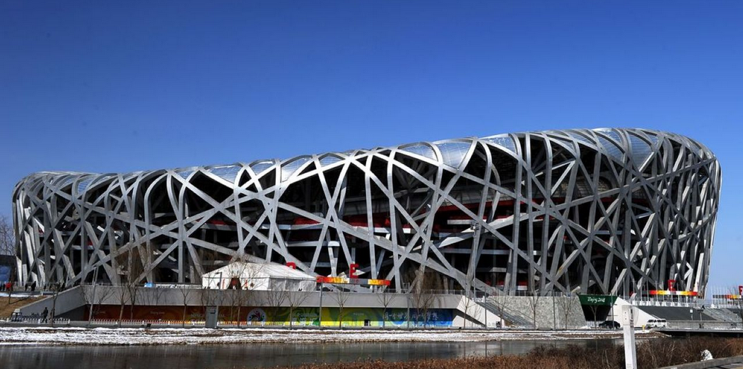 2008年，鸟巢建成耗费35亿，其后每年维护费高达8000万，虽然多次承办各类活