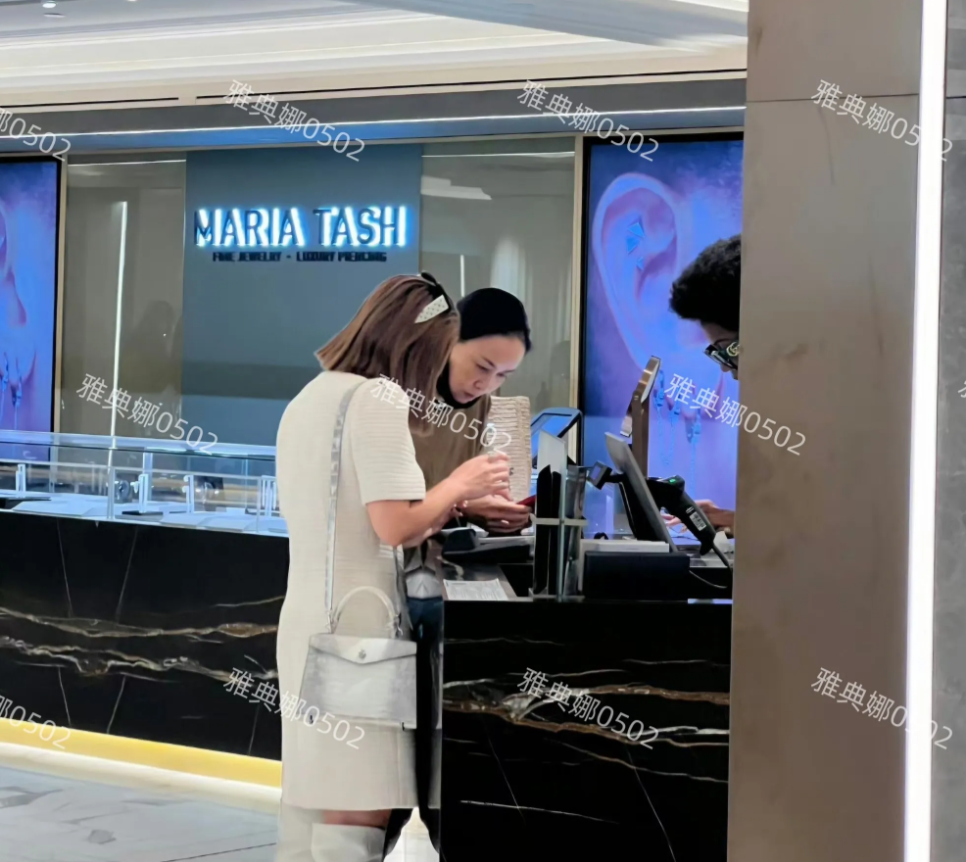 英国偶遇那英，57岁的娜姐身材苗条头发乌黑素颜皮肤很好，本人比电视上年轻。