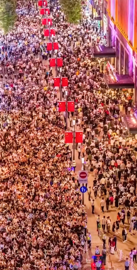 南京路的“人潮汹涌”：你见过这样的上海吗？

2024年10月4日晚8点，朋友在