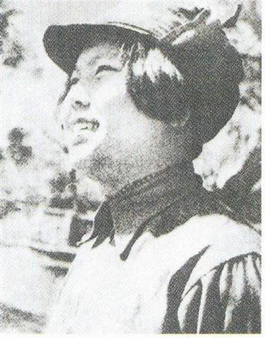 1941年她在狱中生下了孩子，被烫的焦黑的双乳，无法挤出奶水，她咬破手指以血代乳