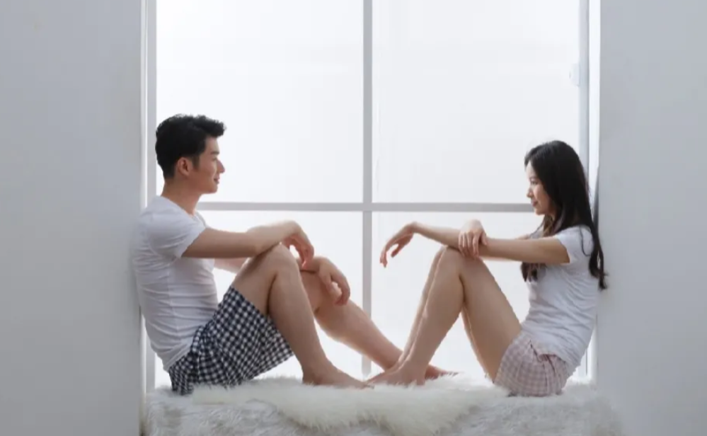 这女人玩大了！”上海，一女子在丈夫外出打工期间，带异性朋友回家留宿，为了不让丈夫