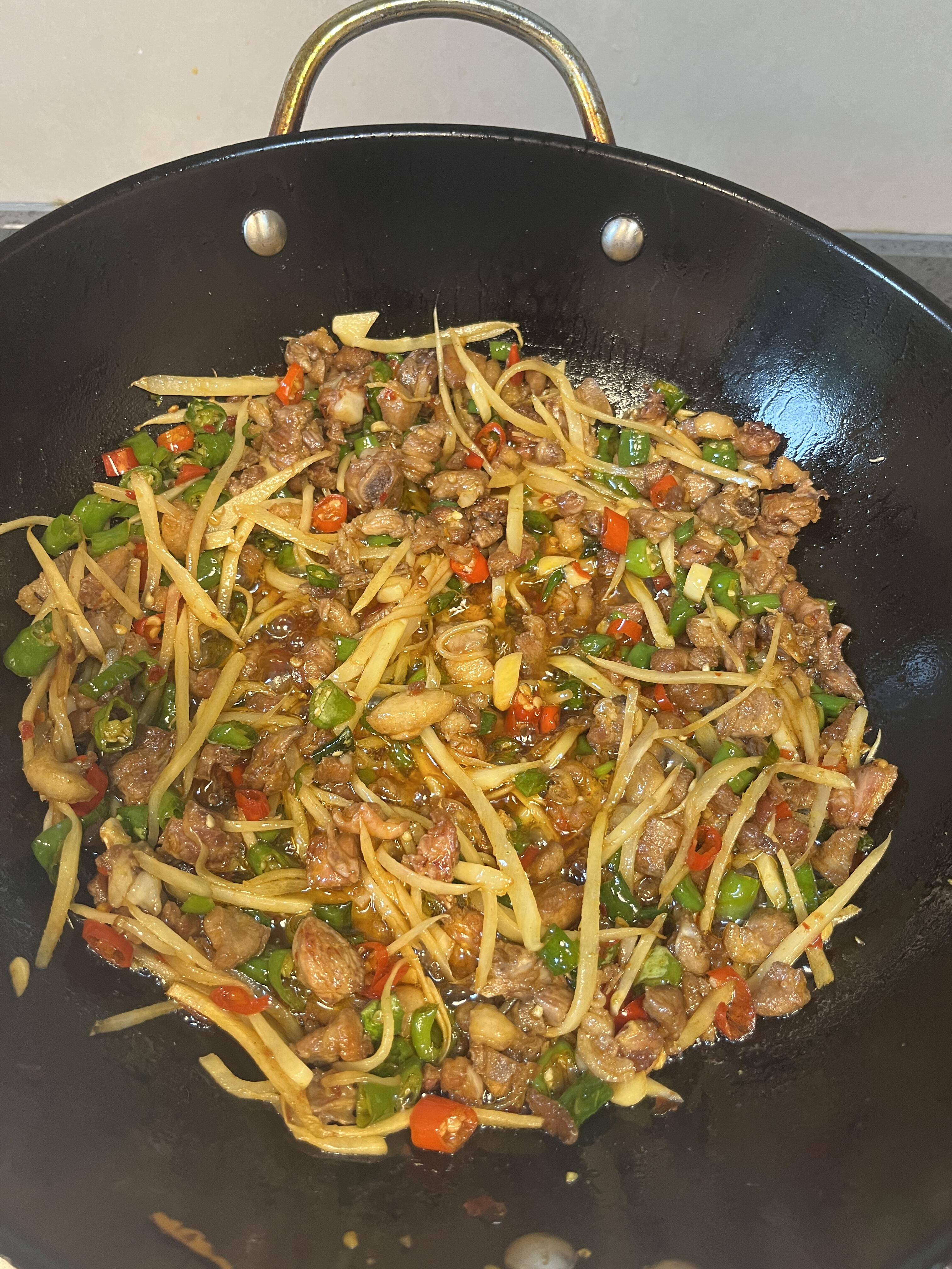 谁懂啊。真的被这个仔姜碎碎鸭香迷糊了！
今天这道仔姜碎碎牙真的算是江湖菜的扛把子