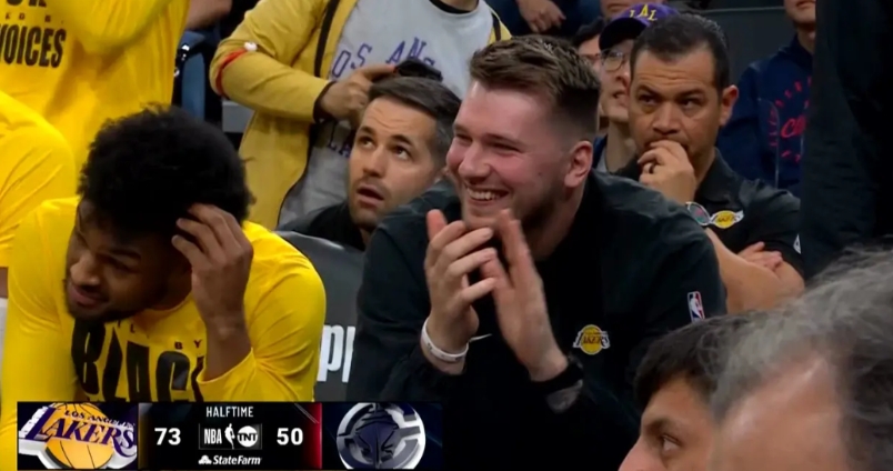 东契奇坐在板凳席跟大侄子布朗尼聊的可热乎了。丝毫没有被从独行侠交易来的痛苦了。为