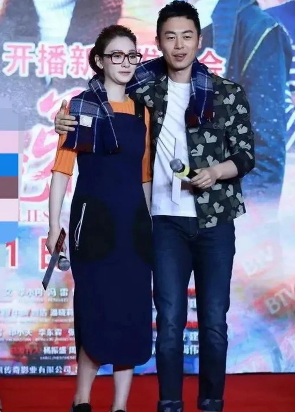 朱亚文和李小冉同披一条围巾，小心翼翼的搂着她的肩膀，李小冉看起来也紧张兮兮的。两