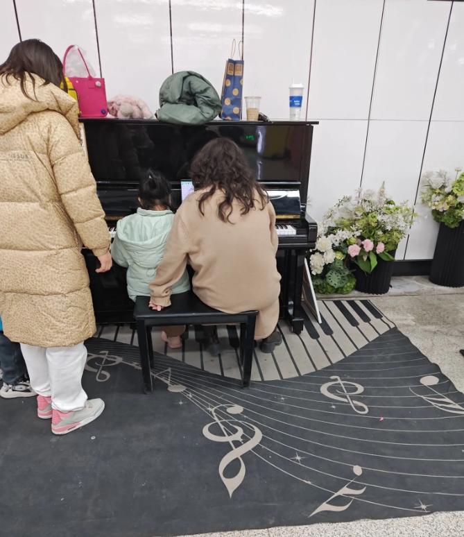 偶遇的阿姨，耐心又温柔，给娃教了一首曲子《小草》