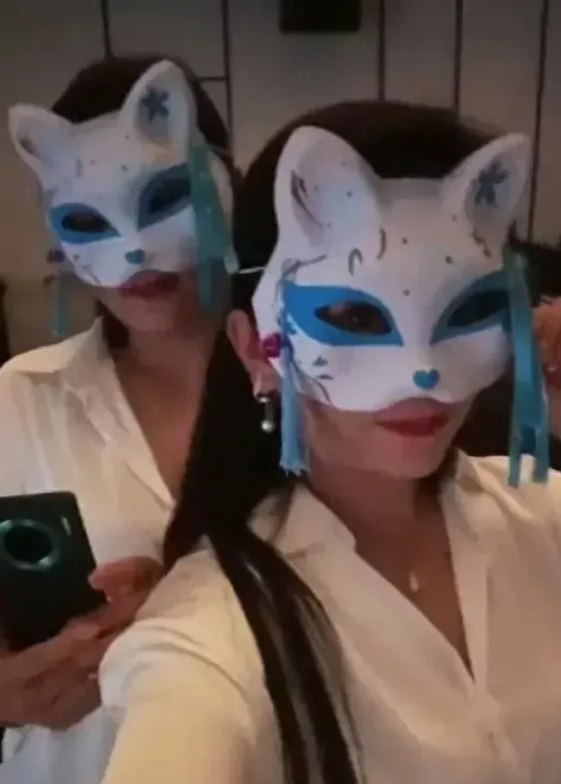 山东一女子被嫂子带去参加蒙面舞会，场面让她大开眼界！舞会上，女性们统一着装，白衬