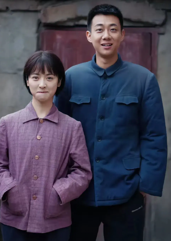 演员换的太闹心
央视电视剧《六姊妹》前几集的演员在观众心里已经打下烙印，尤其是两