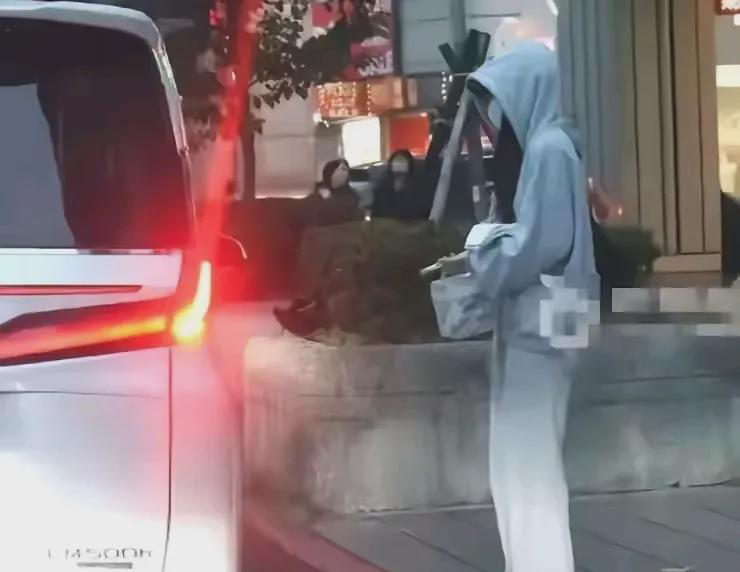 
 
 
 
大S家这场结婚纪念日聚会可把朋友们整懵了。几个受邀好友捧着香槟蛋糕