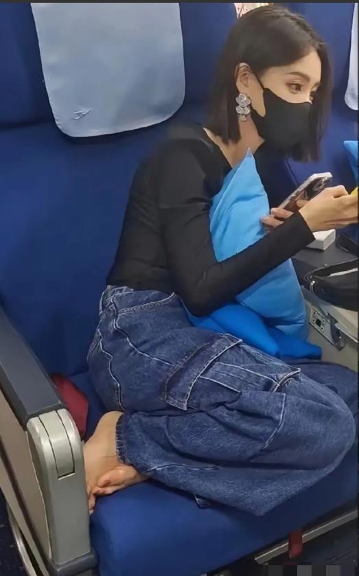 该怎么提醒她文明乘车，不脱鞋。