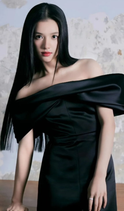 今天跟女同事聊到张婧仪，我夸张婧仪长得非常漂亮，而我同事却说：张婧仪这长相哪里好