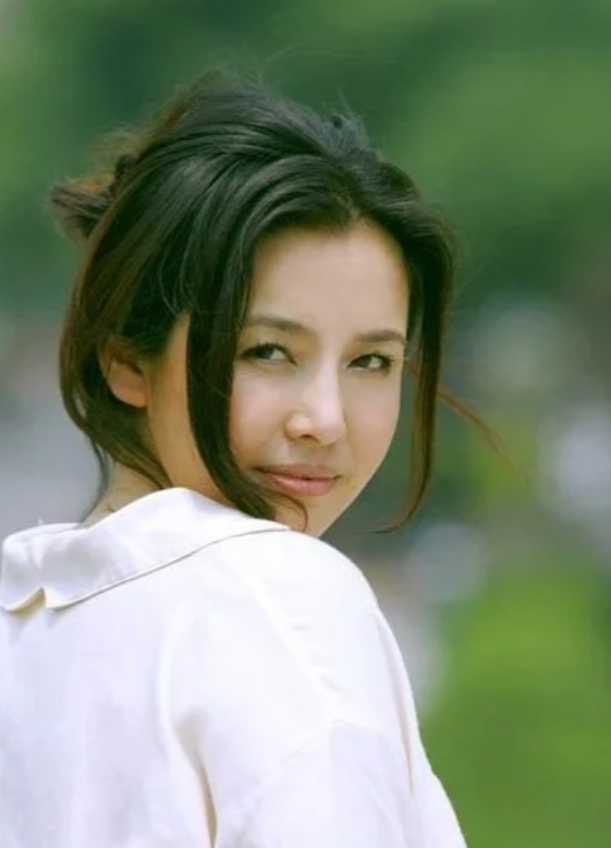 美貌不输王祖贤，如今却又肥又土成“大妈”