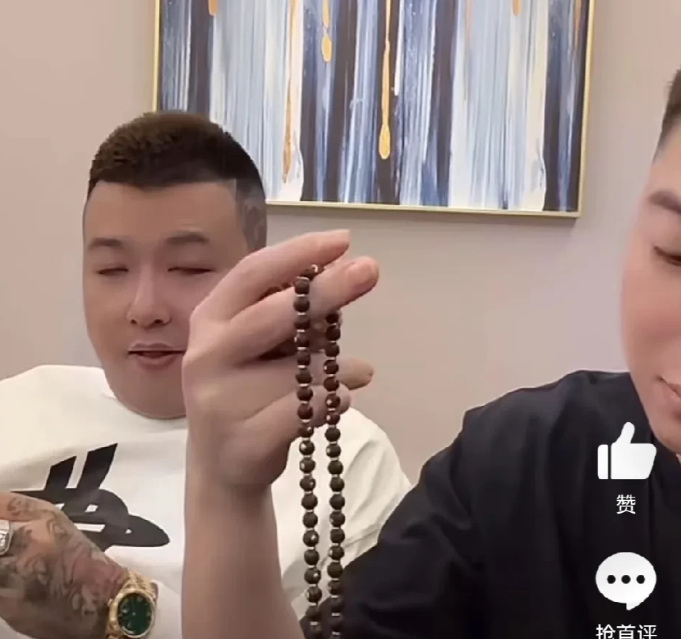 李四一个手串换一辆G500的车！

            王某人和李四直播，李