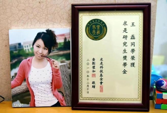 2012年，30岁女博士怀孕后瘫痪在床，丈夫悉心照料。谁曾想，在生下孩子后，丈夫