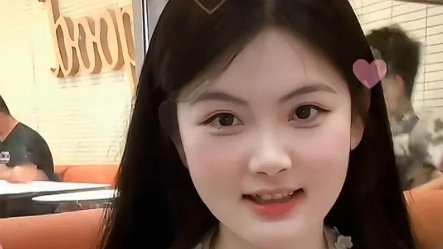 绝了！一女子因拥有肤若凝脂的皮肤而走红，长相酷似甄嬛的妹妹