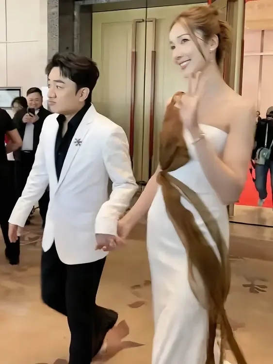 王祖蓝李亚男携手亮相，身高差不再是问题

163的王祖蓝与175的李亚男夫妇，牵