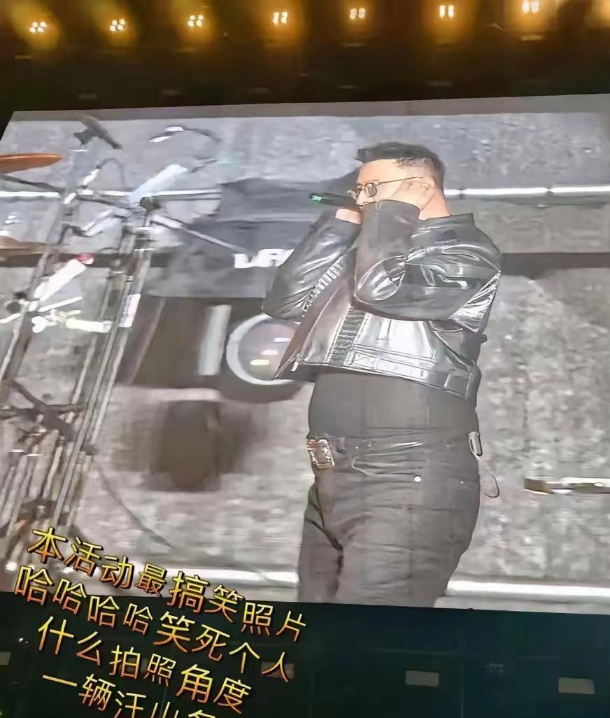 难怪章子怡不要他了，



肚子都那么大了，



还不放弃紧身裤！