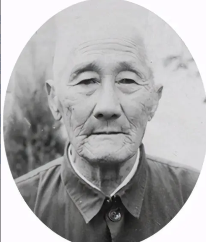 1940年，日伪据点中，日军都在睡觉，伪军团长邢祚光叫来12个亲信，道：“弟兄们