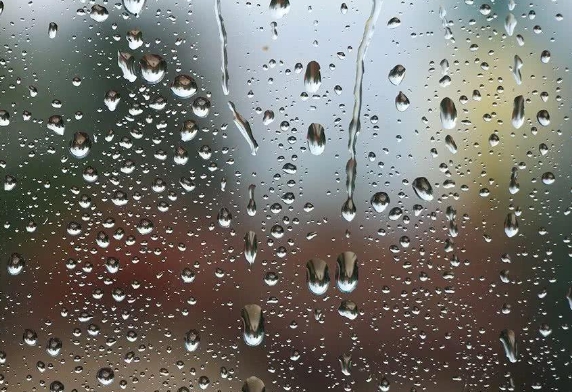 人工降雨的成效取决于云的类别、气候条件、操作时机等众多因素。并且，人工降雨更多地