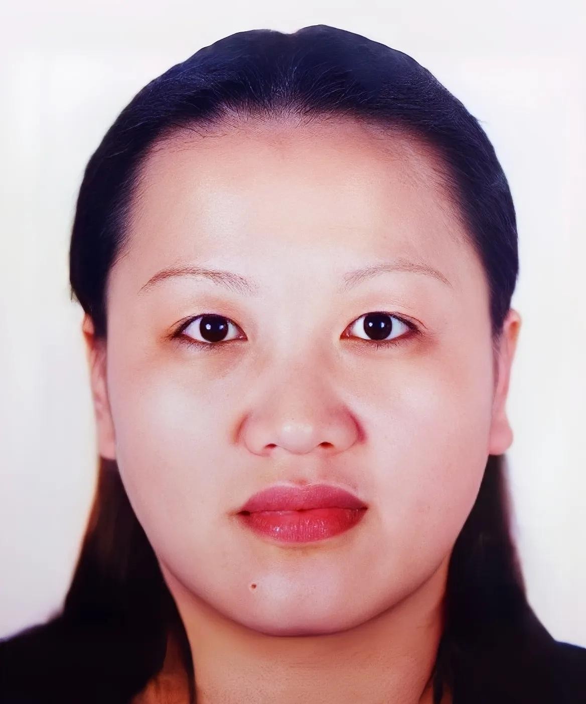 在岁月的长河中，有些故事由偶然的小波澜演变成惊涛骇浪，顾震芳的故事便是如此。她曾