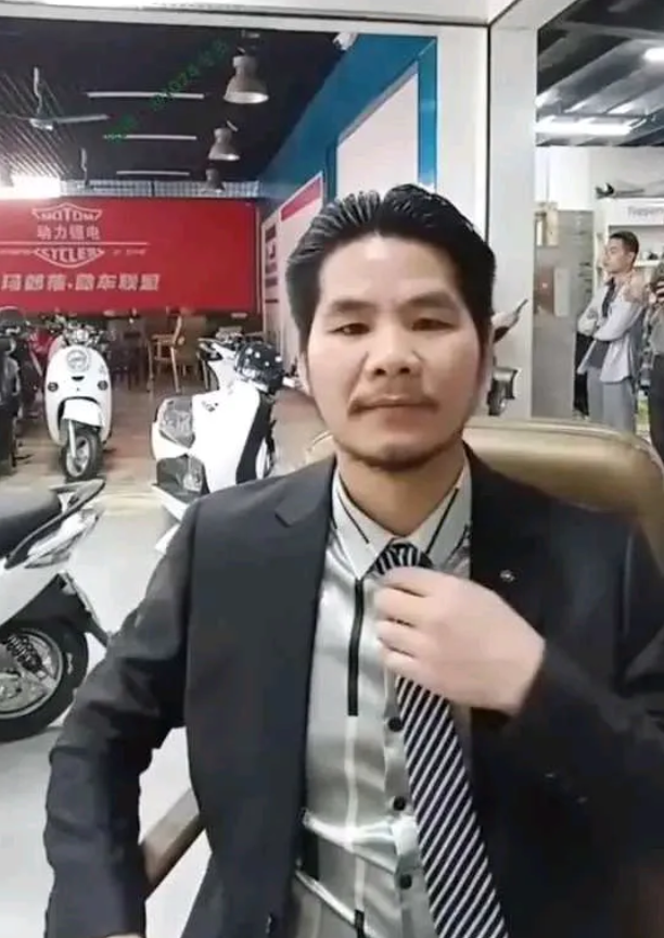 网络红人周立齐惊现猛料！店铺纷纷关门，债务压身拟街头摆摊.

周立齐，一句“打工