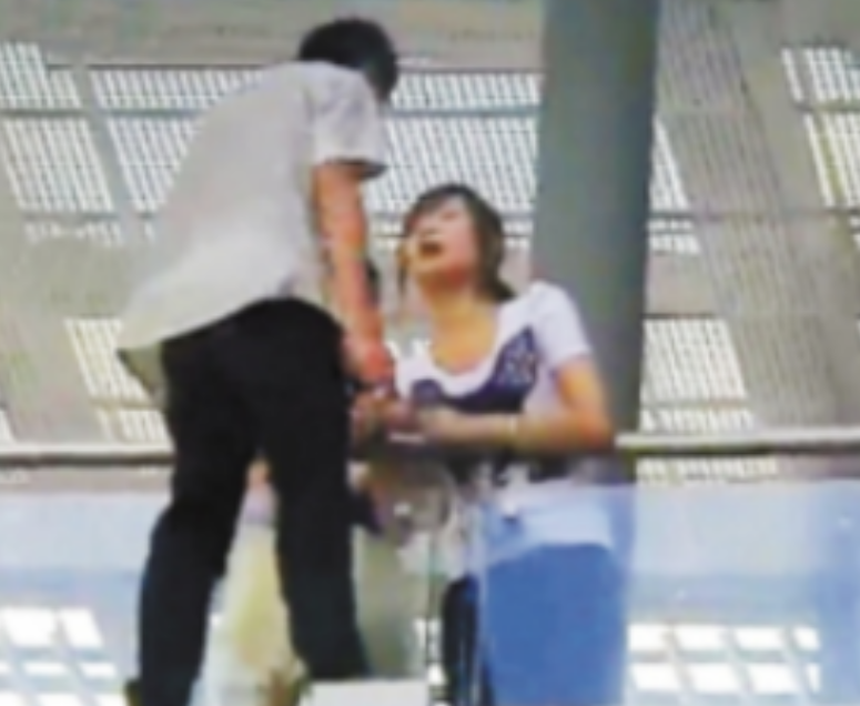 2011年，深圳一名才16岁的男孩欲跳桥自杀，被一名过路的19岁女孩看到，她上去