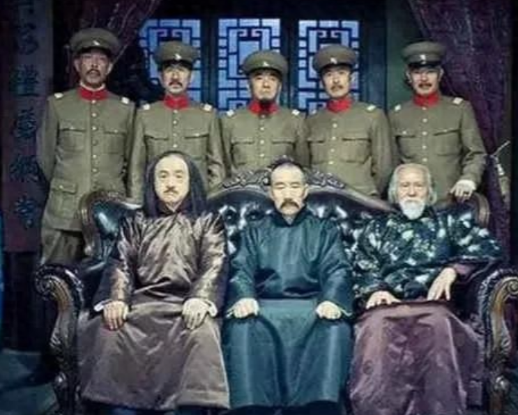张作霖穿便衣查岗被小兵拦着不让走，张作霖亮明身份说：“我是张作霖”，不想小兵怒道