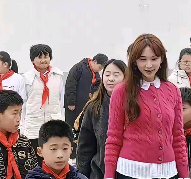 50岁的林志玲去河南浚县一小学献爱心，真不敢相信眼前的她已经50岁了，即使没有花