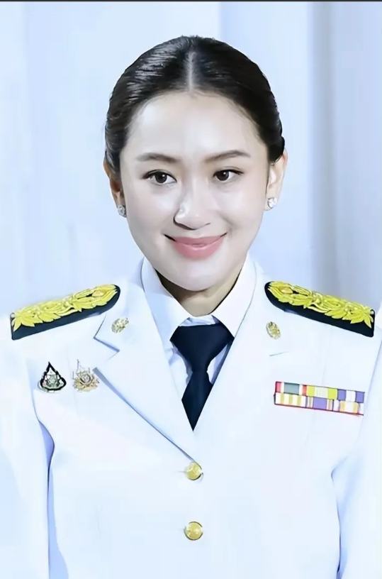 泰国总理佩通坦会唱中国歌呢！
说，泰国总理佩通坦参加完秘鲁会议后已经启程回国。这